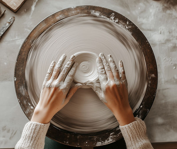 yuvalna_Create_a_minimalistic_warm_and_inviting_photo_of_a_pott_726718a3-966b-4ce6-8706-ba