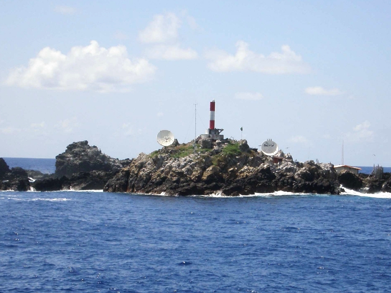 Île Belmonte, ses antennes, son phare