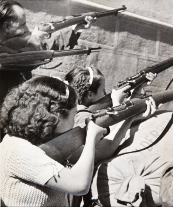 1936 - Pendant le siège de l'Alcazar à Tolède.