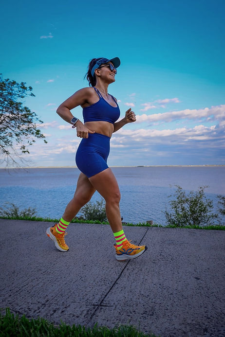 Professora Mariane correndo na orla do guaíba