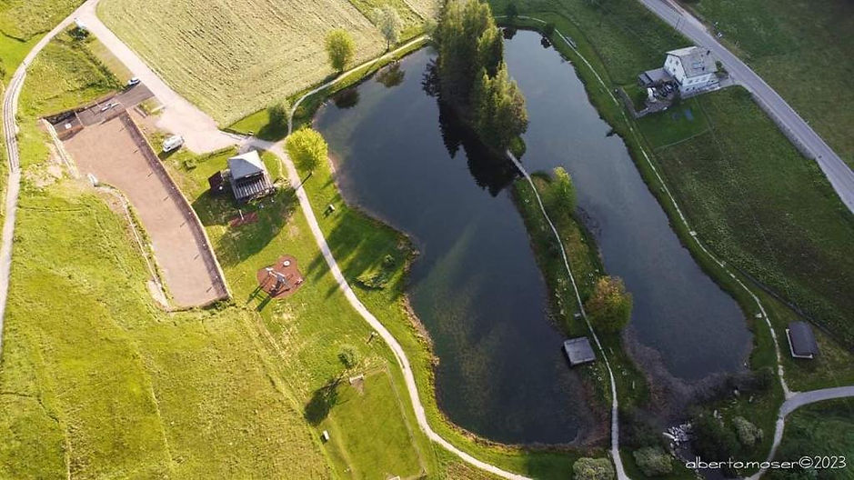 parcheggio e lago.jpg