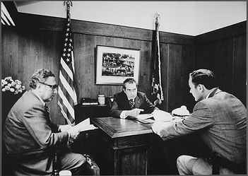 Meeting_at_Camp_David_to_discuss_the_Vietnam_situation_-_NARA_-_194466.tif.jpg