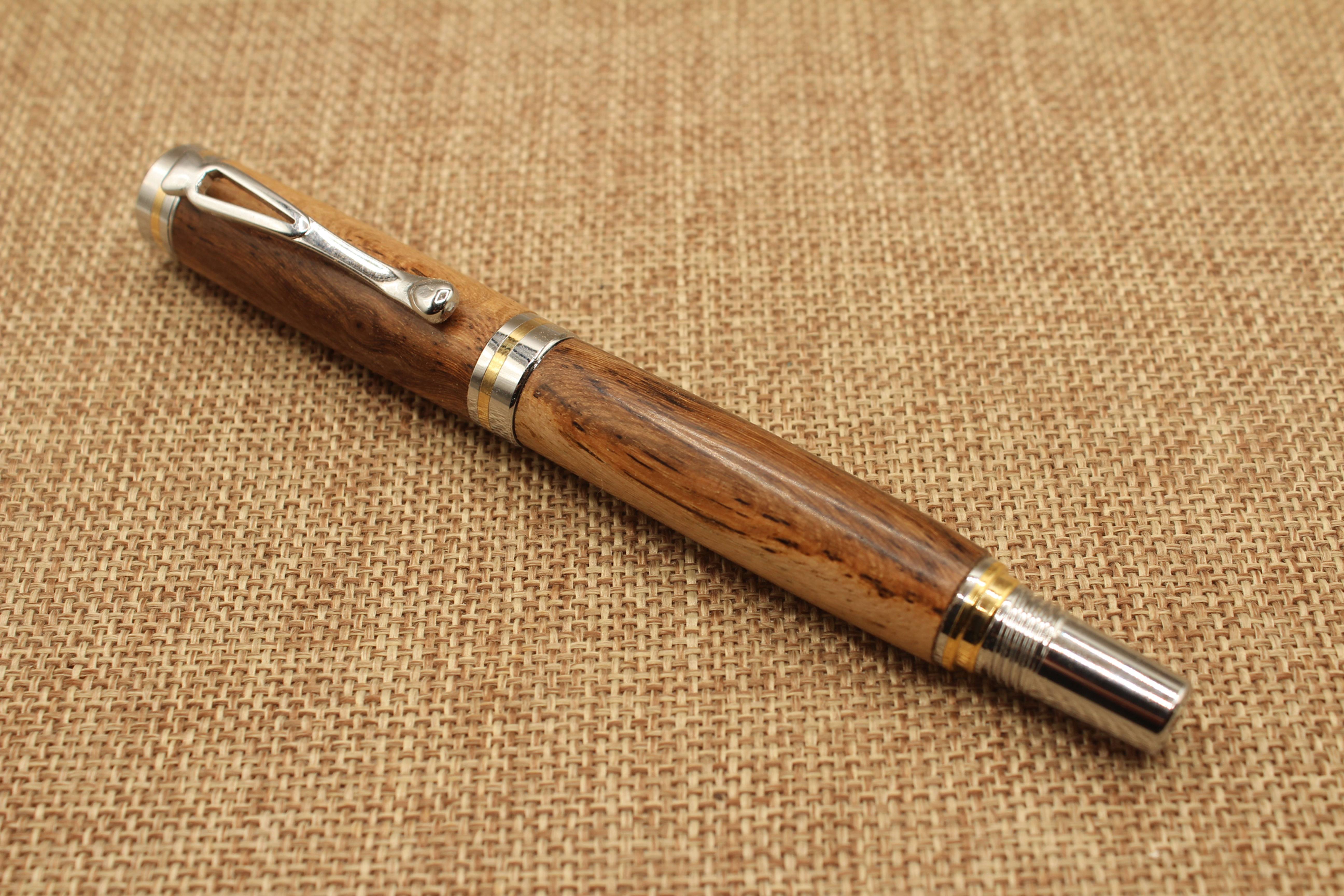 stylo plume en bois