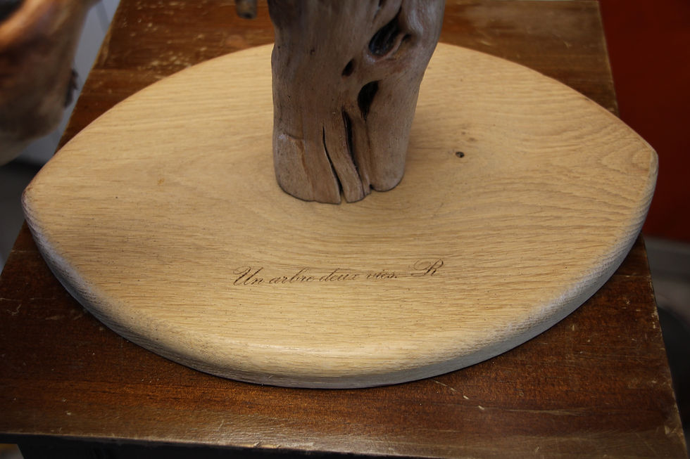 Miniature : Lampe en bois sculptée à abat-jour