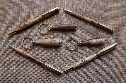 Stylos bille en bois et 3 porte-clés