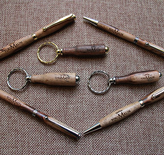 Stylos et porte-clés en bois et métal