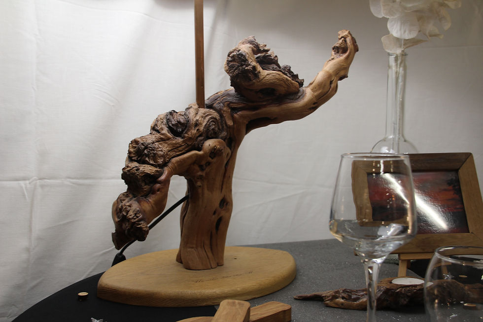 Miniature : Lampe en bois sculptée à abat-jour