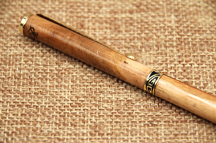 Stylo bille en bois clair sur fond texturé