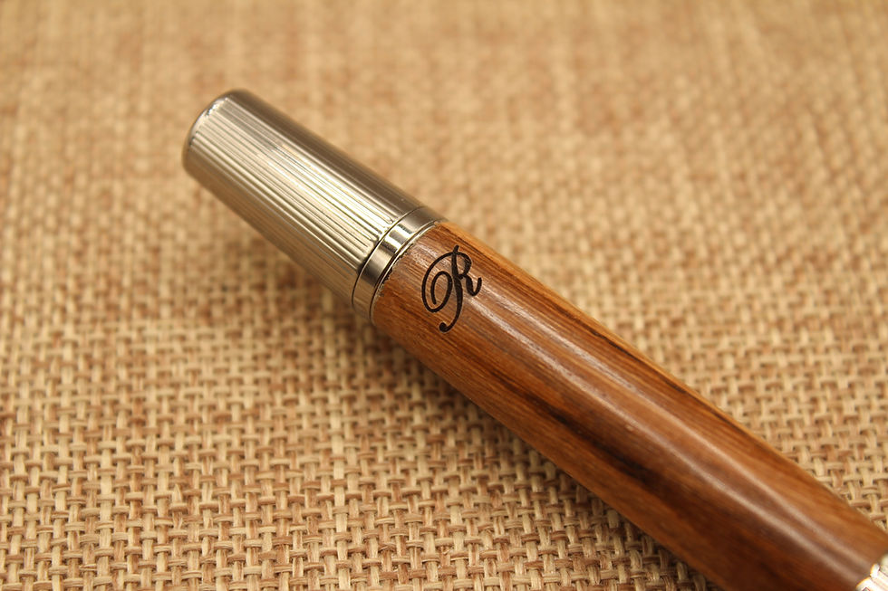 Miniature : stylo bille en bois gravé