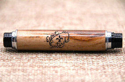 Stylo en bois gravé d'une fleur de lys