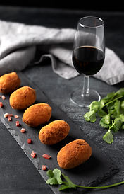 refeicao-contendo-croquetes-com-salsa-e-um-copo-de-vinho.jpg