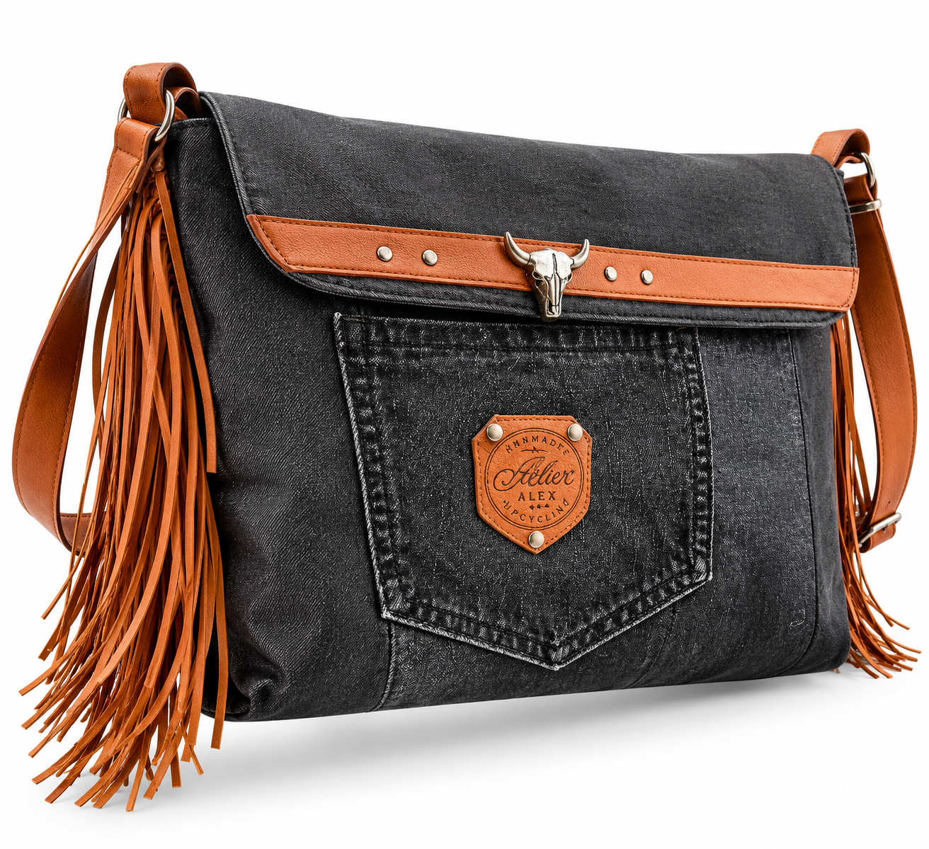 Midnight Rodeo Western Schultertasche aus schwarzem Upcycling-Denim mit cognacfarbenen Fransen, Nieten und Bullenschädel