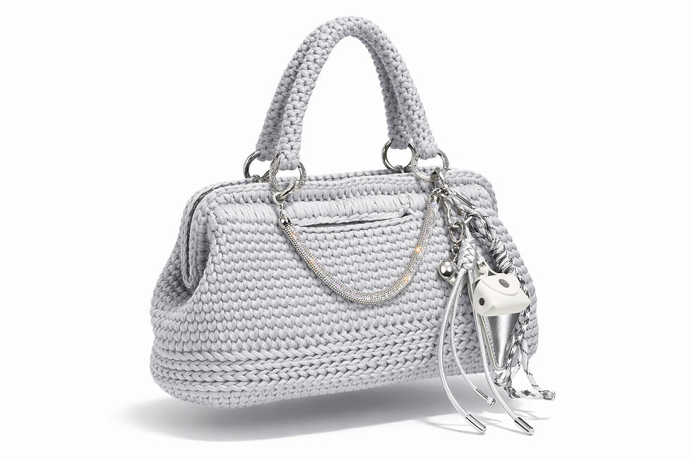 Handgemachte silberne Clutch Silver Grace mit funkelnden Schmuckdetails und Tragegriffen
