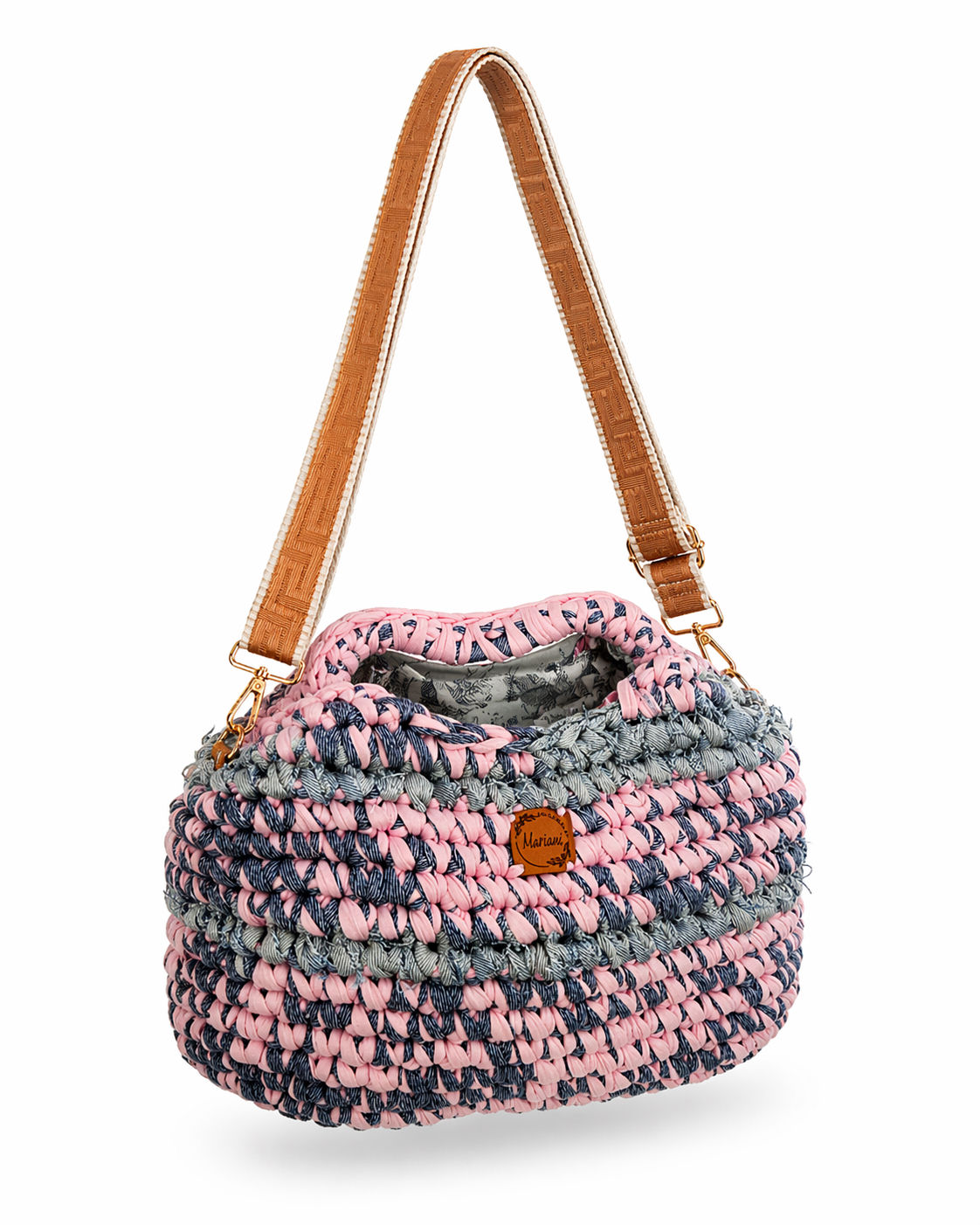 Clutch Denim Blush handgemachte Häkeltasche mit Rosé- und Denim-Akzenten sowie verstellbarem Schulterriemen von Atelier Alex