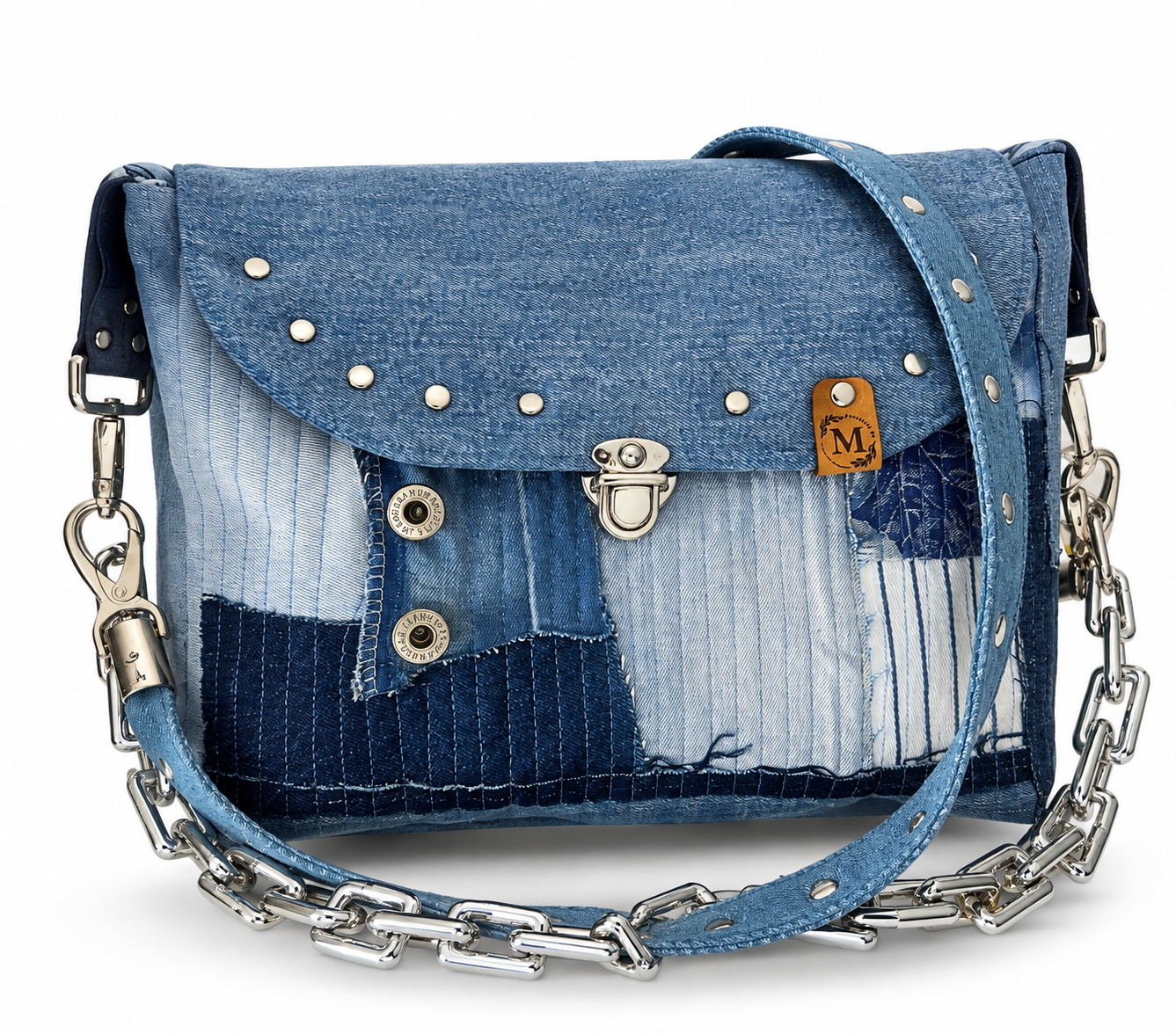 Blue Denim Chain Reaction Upcycling Jeanstasche von Atelier Alex mit Denim Patchwork, Nieten und silberfarbener Gliederkette