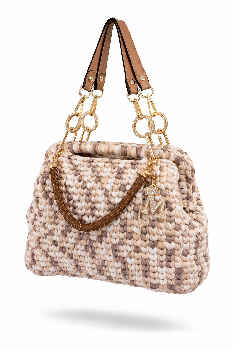 Clutch Sand Elegance luxuriöse Häkeltasche in Naturtönen mit dekorativem Anhänger von Atelier Alex