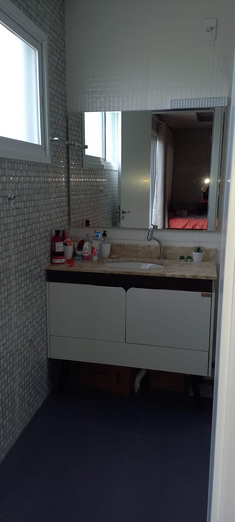 Moderno sobrado com escritório e área de piscina.