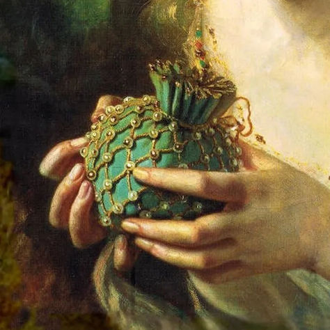 Pintura renascentista com foco em mãos femininas de mulher branca segurando um saco de tecido com ornamentos dourados e joias