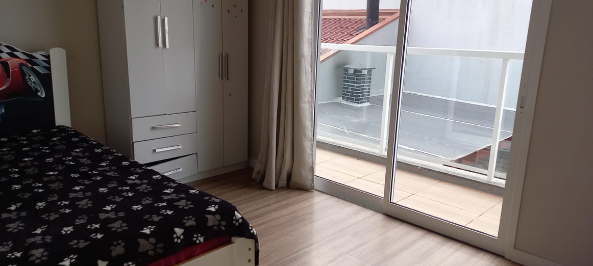 Moderno sobrado com escritório e área de piscina.