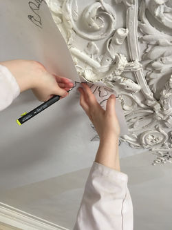 Découpe du papier autour de la rosace.