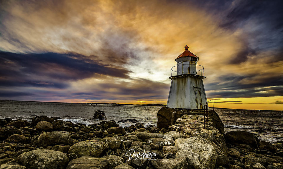 Fyr ved kysten med steiner og himmel Atelie Melheim digital kunst.