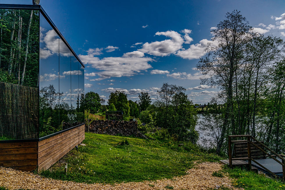 Glassbygning reflekterer himmelen og landskapet, vakker natur, overskyet himmel.