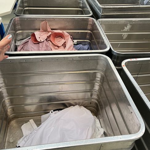 Die Hemden werden vor dem Waschgang sortiert