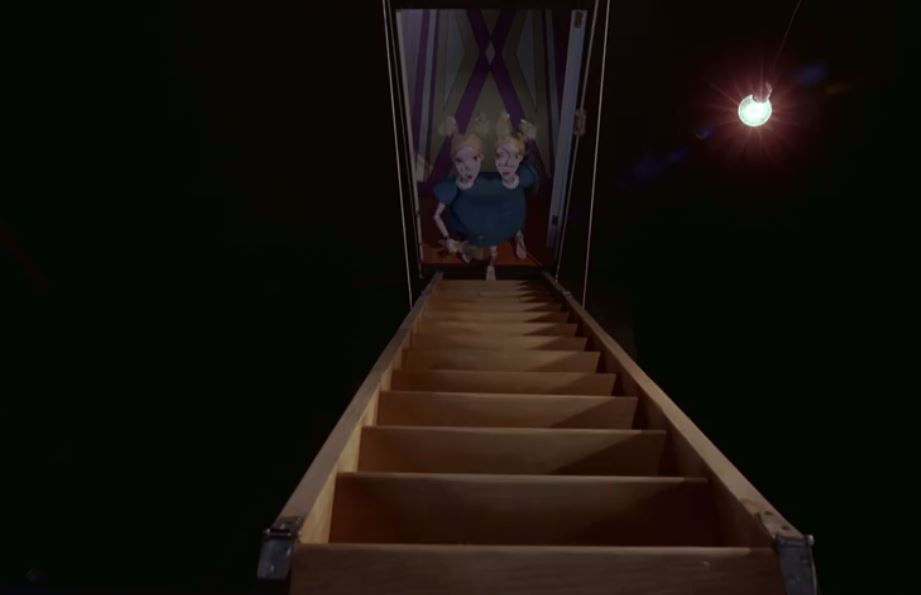 Notez que l'architecte de cet escalier l'a conçu pour ne pas être tout à fait au centre de l'image, mais légèrement fuyant à droite... vers cette solitaire ampoule, unique étoile dans des ténèbres implacablement unanimes ? Donc, en grimpant à cette échelle, les jumelles vont se diriger vers cette frêle source de lumière... Est-ce bien rassurant ? En plus de la notion de "fausse symétrie", d'équilibre "trompeur" (déjà "incarnée" par ces siamoises), ce plan appuie l'écrasant espace que se réserve l'obscurité, laissant la rare lumière étouffer, asphyxier dans un coin, prisonnière (comme le héros Bob ?)... Ou alors, si vous préférez, vous pouvez aussi relever la très forte présence de lignes droites et surtout de croix : que ce soit le dessin de la porte, la forme suggérée par l'escalier, ou même le discret rayon émis par l'ampoule qui semble suivre la diagonale de l'écran. Les croix siéent à ces soeurs !
