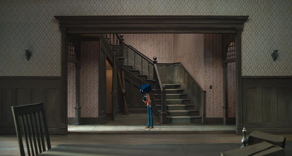 Extrait de "Coraline". Cette dernière, avant de trouver la mystérieuse petite porte dont la puissante magie maléfique déchire espace-temps et papiers-peints, a pour l'instant déniché une porte beaucoup plus grande et aussi beaucoup plus inintéressante, vu qu'elle cache la chaudière... ce qui apporte tout de suite quelque chose de moins épique... Comme quoi, plus une porte est vaste et facile d'accès, moins elle ne laisse de place pour des rêves et des secrets, apparemment...