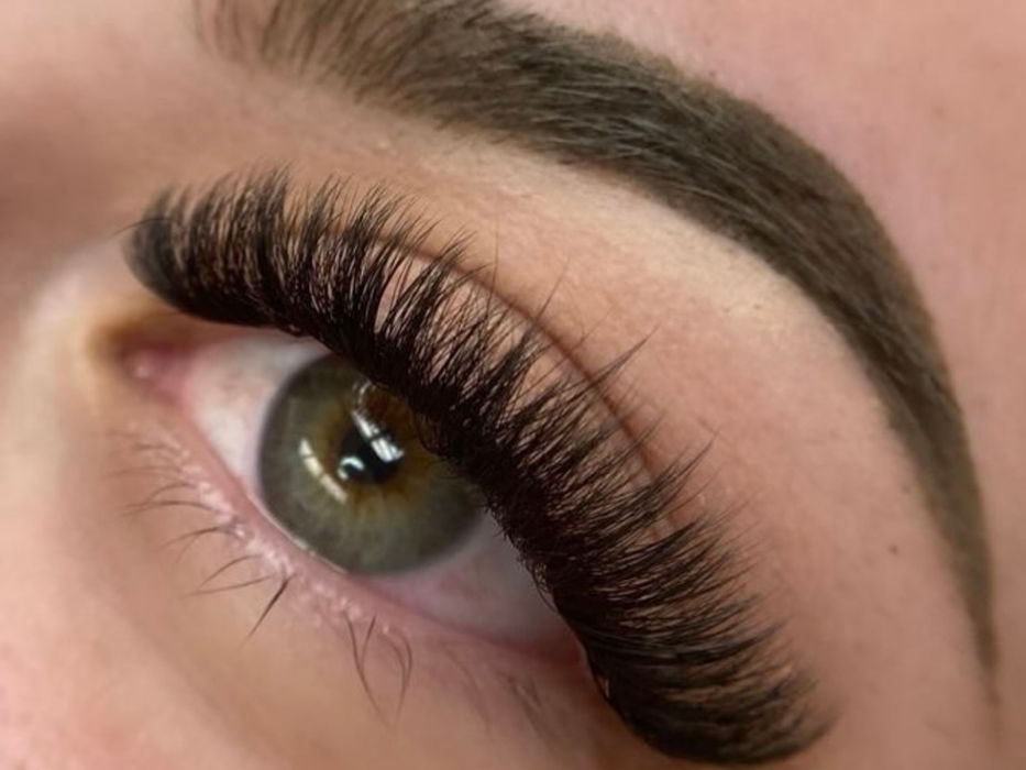 Auge nach Wimpernverlängerung – natürliche 1:1 Technik im Beauty Studio Belma Bulic
