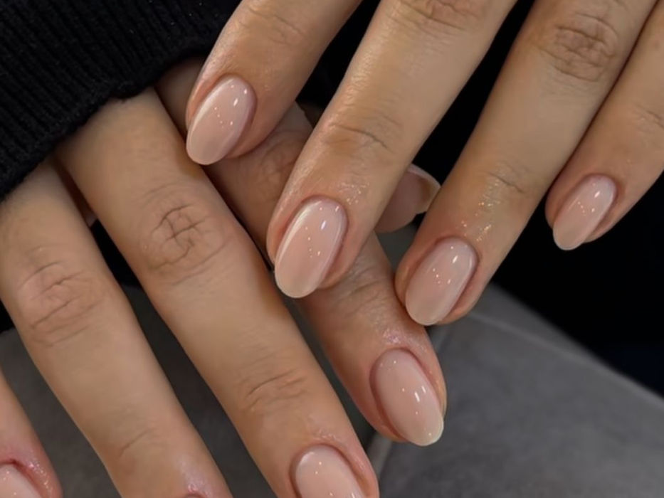 Hände mit natürlicher Maniküre und Gelnägeln – gepflegte Nägel bei Belma Bulic Beauty in Lauenförde