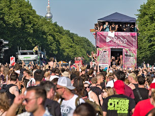 A Rave The Planet crowd and float on Straße des 17. Juni in Berlin