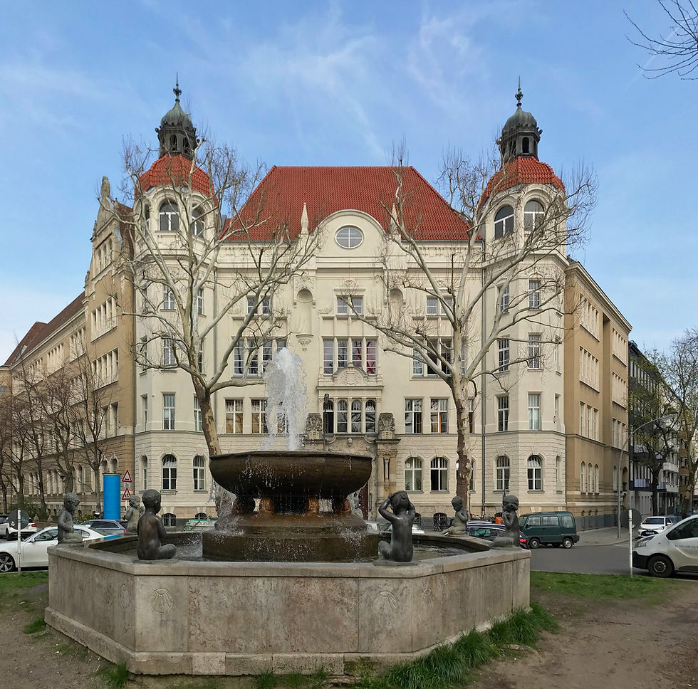 The Volkshochschule Tempelhof-Schöneberg on Barbarossaplatz with the square's fountain in front of it