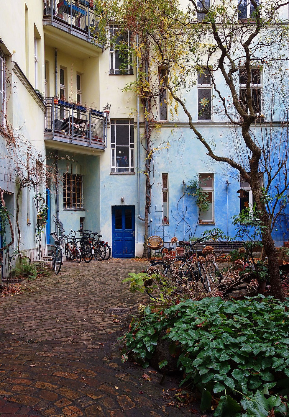 A Berlin courtyard on Nehringstraße in Charlottenburg with bikes, balconies and a tree