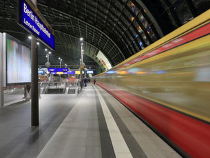 Berlin Hauptbahnhof S-Bahn platforms during a disruption