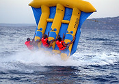 Location bouée à Saint Aygulf (83) Var chez Bambou Water Sports ! Choisissez parmi les bouées banane, flyfish, canapé ou disque pour une expérience fun et riche en émotions.