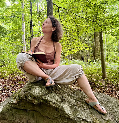 Femme cheveux longs dans la fore_t qui savoure sa séance d'auto-hypnose.jpeg