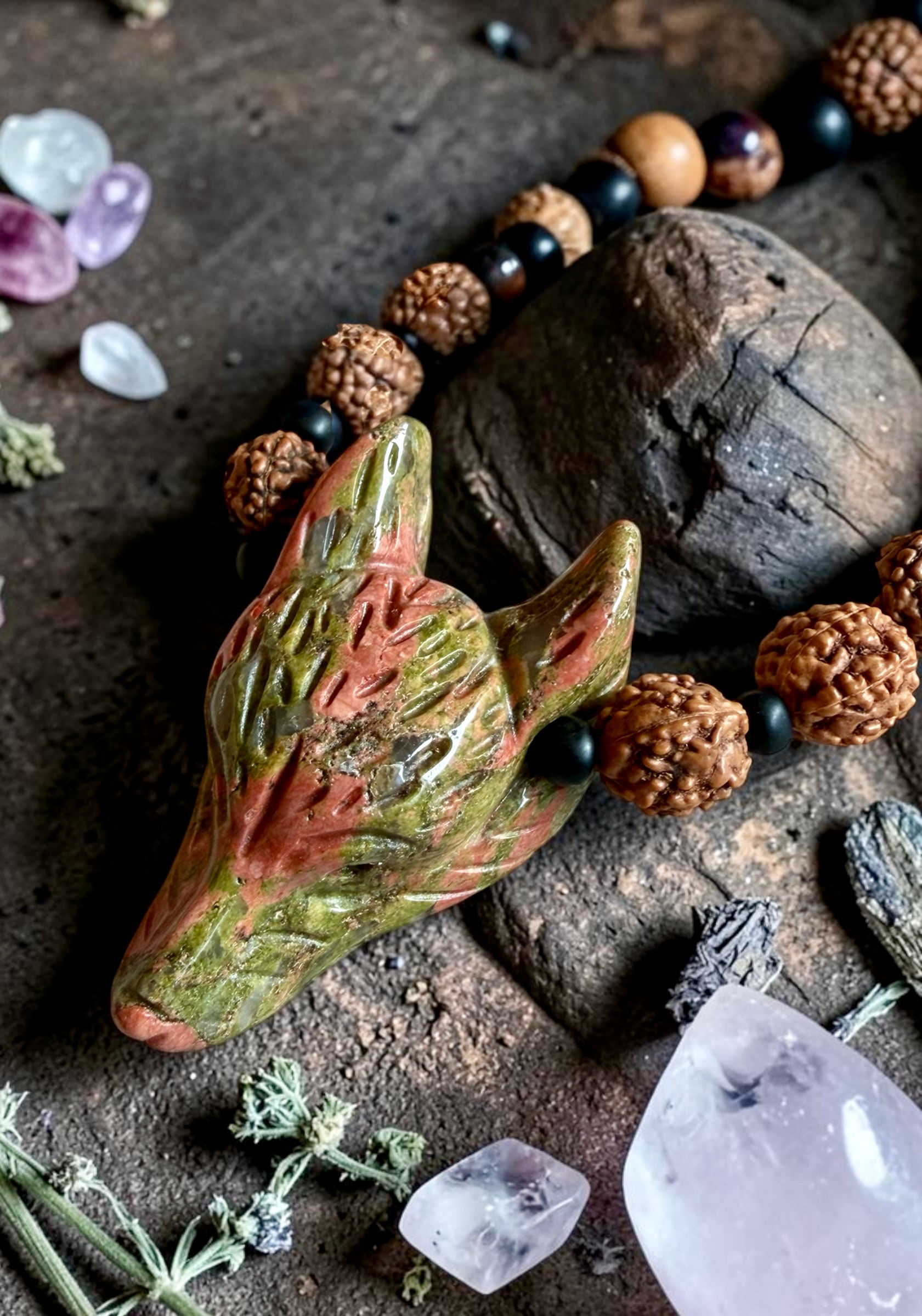 Wolf met Rudraksha en bamboekoraal