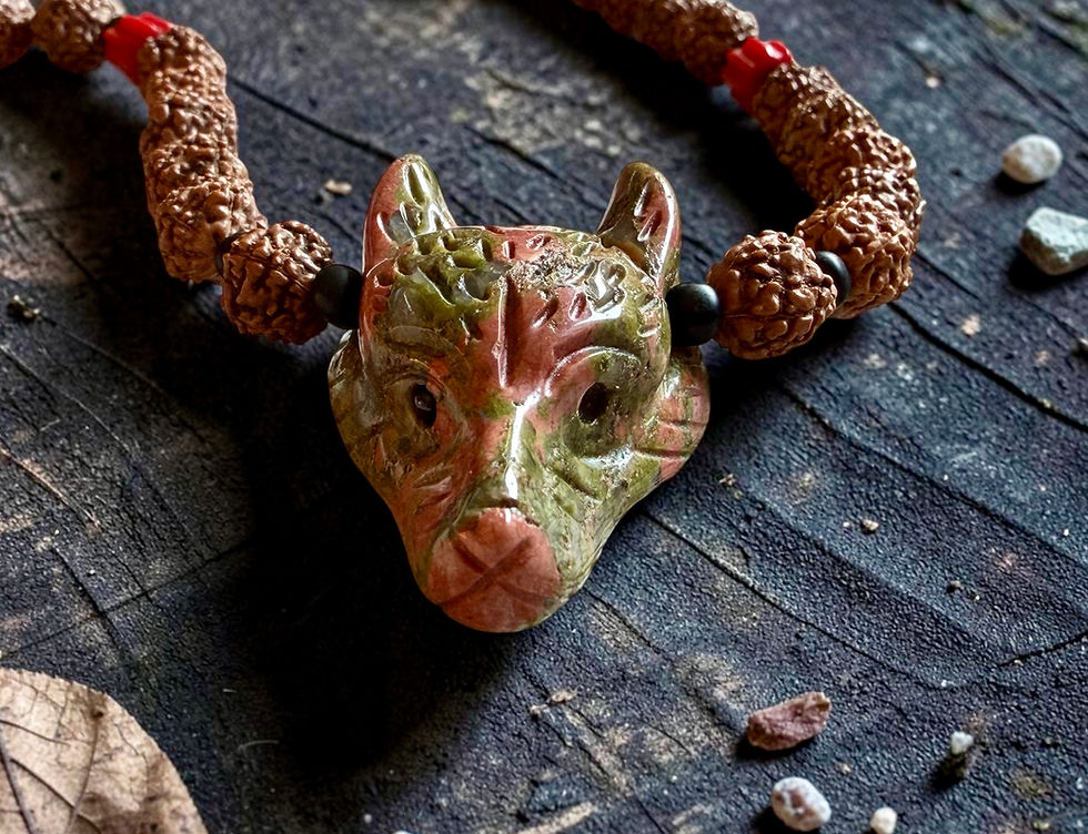 Thumbnail: Wolf met Rudraksha en bamboekoraal 