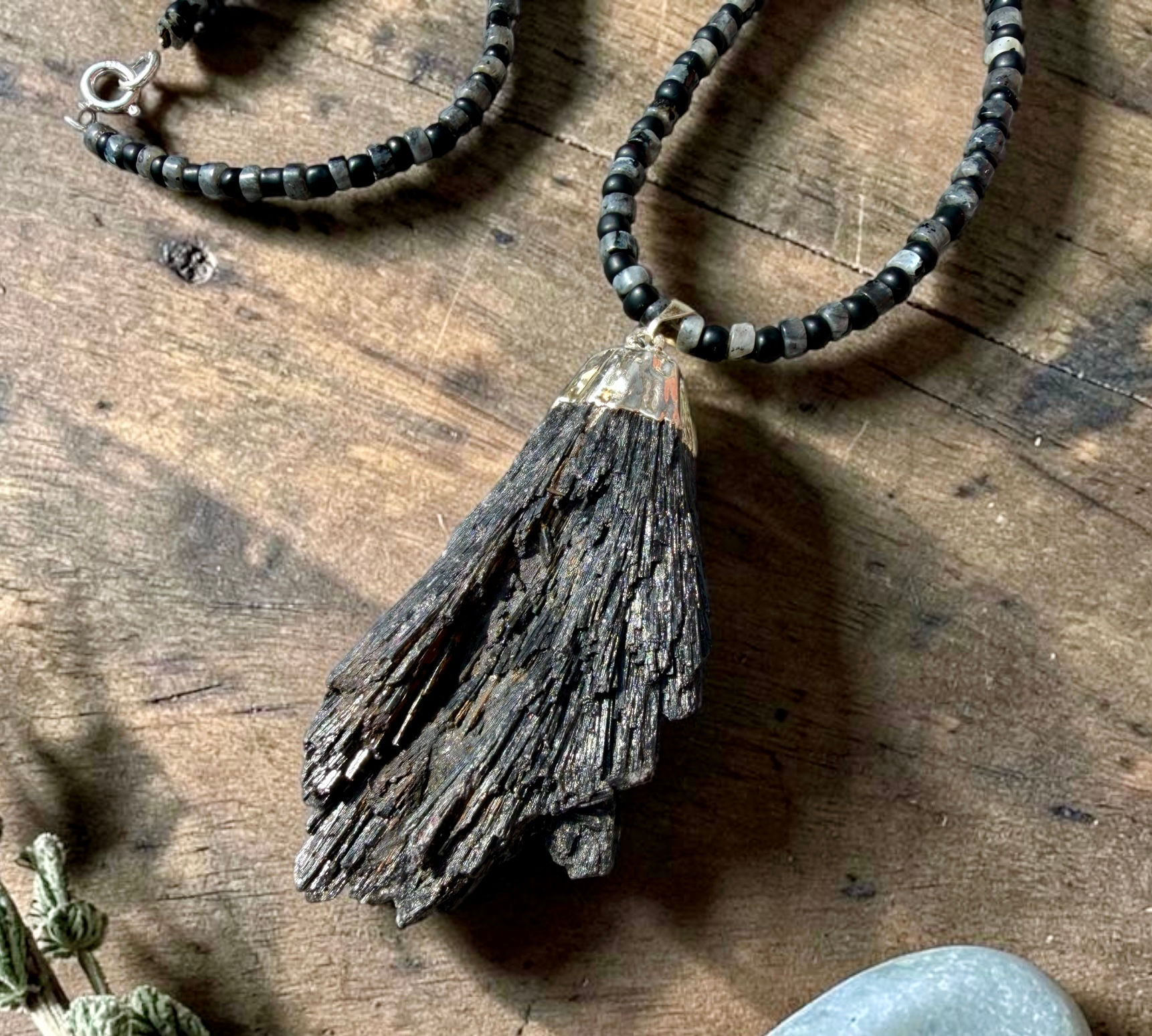 Ruwe kyanite met zilver hanger