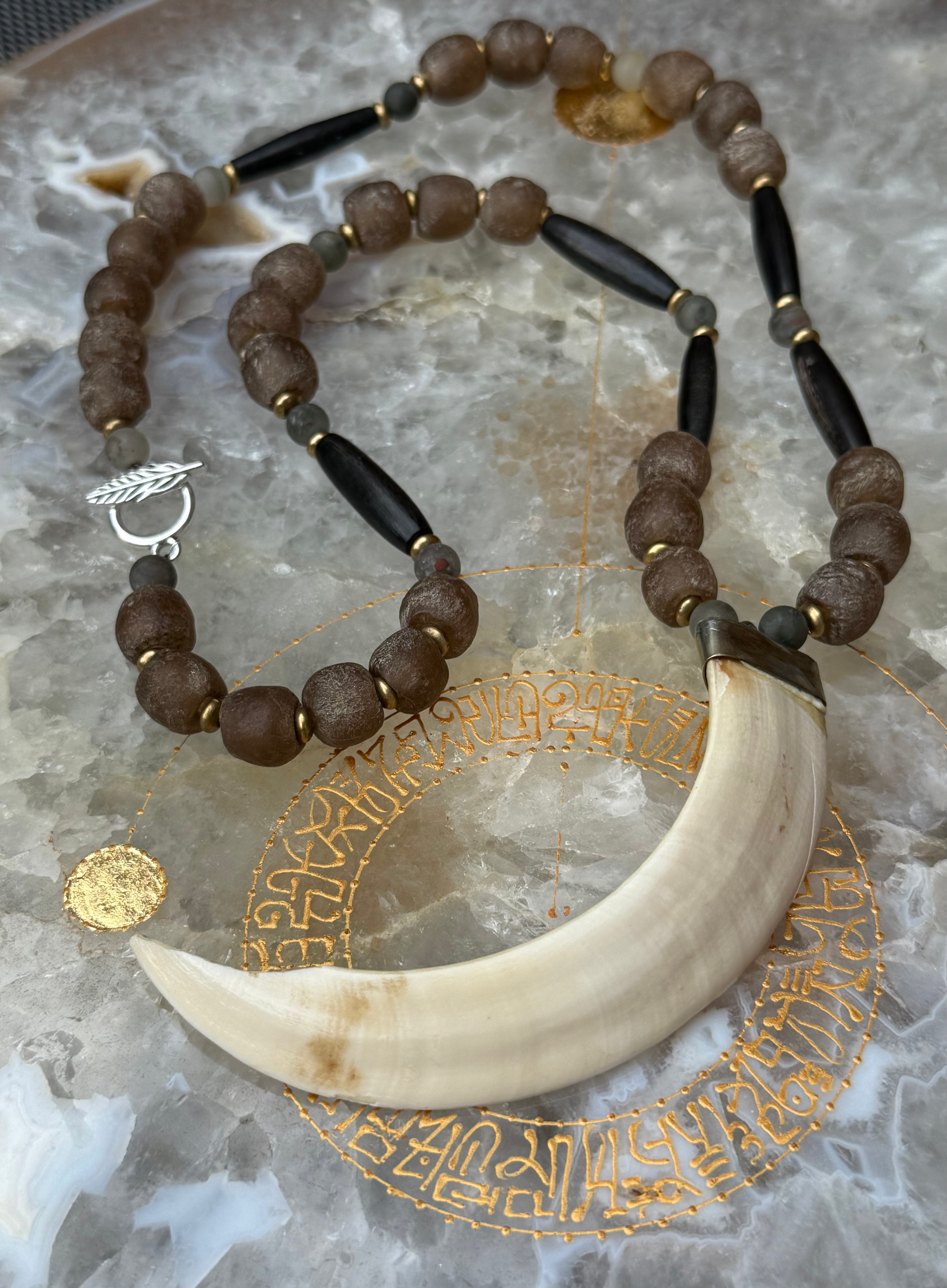 Everzwijn tand met Yakbot en handgemaakte glaskralen 