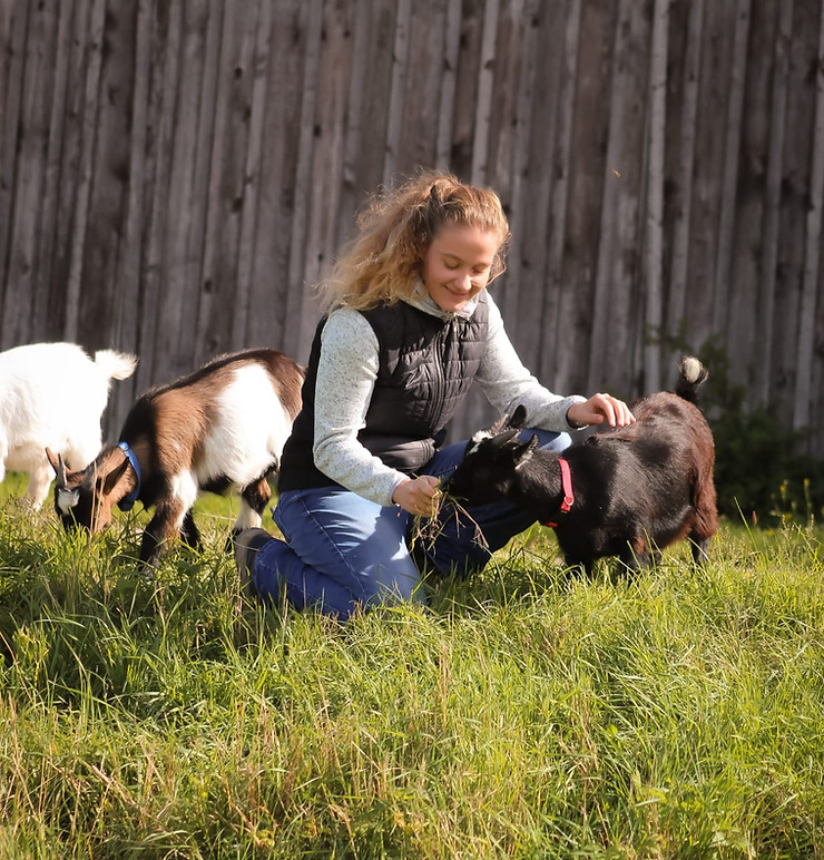 Foto von Isabell mit den Mini-Zwergziegen Gandalf, Gimmli und Aragorn