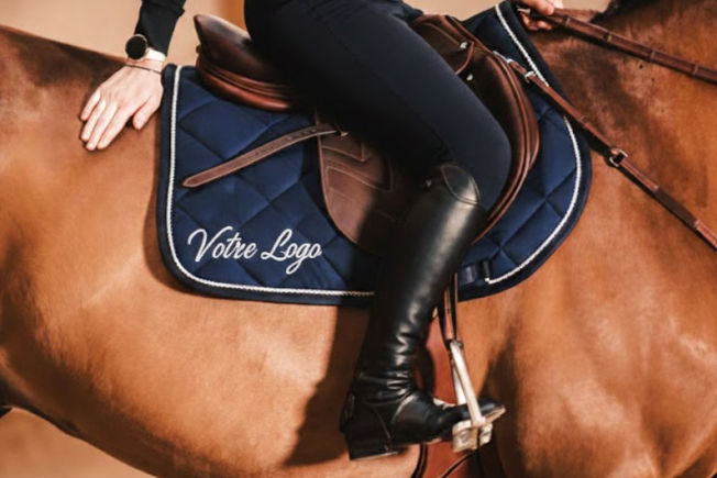 Tapis d'équitation brodé
