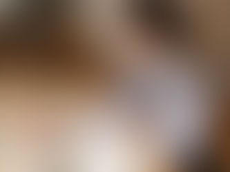 Junge Frau sitzt an einem Tisch und arbeitet. Sie ist im Profiel zu sehen