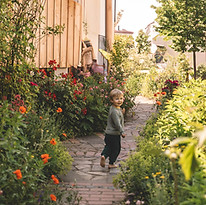 Waldorfkindergarten Kind läuft durch einen Blumenpfad