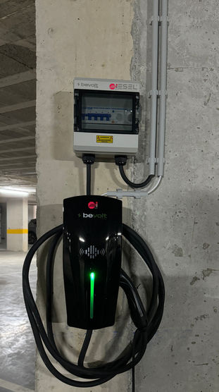 Solução de carregamento veículo elétrico, Lugar de garagem PV na AV32 - Espinho.
Detalhes do projeto:
• Solução de carregamento veículo elétrico.
Descrição:
Instalação de estação de carregamento.
Proteções eletricas + cablagens.