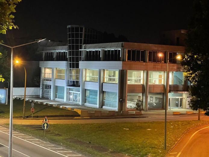 Instalação elétrica + Iluminação de loja em espaço comercial - Delfim Ferreira - Porto

Detalhes do projeto:
	•	Instalação elétrica + Iluminação de loja.

Descrição:
Instalação elétrica, iluminação de espaço loja e chão frente do edificio.