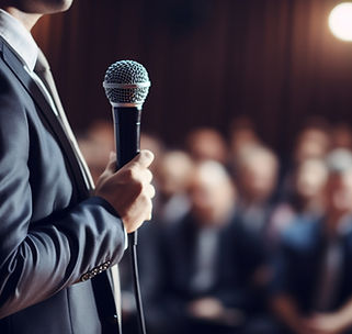 Hombre hablando en microfono