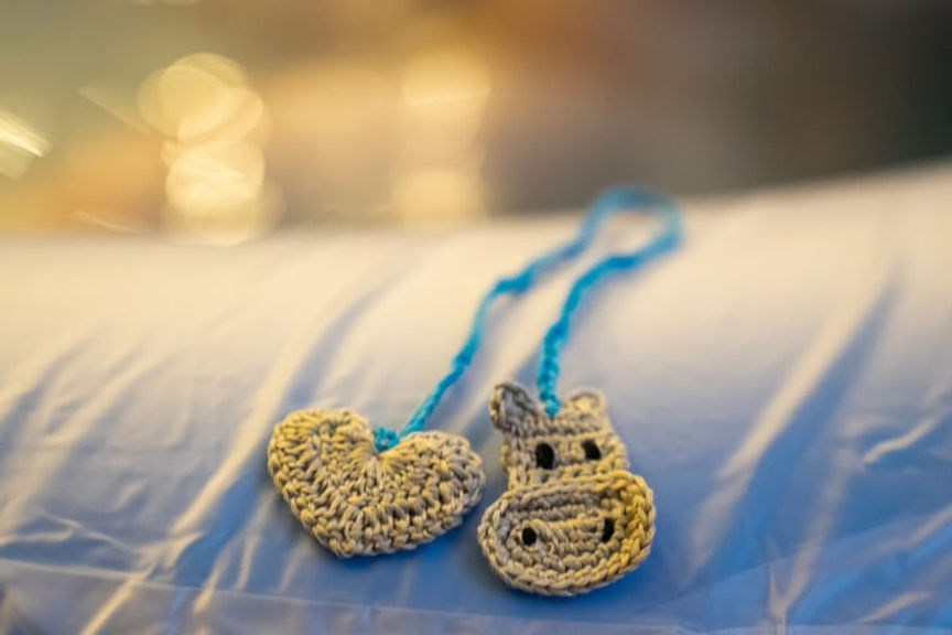 A hippo cord tie on a birth pool in a box