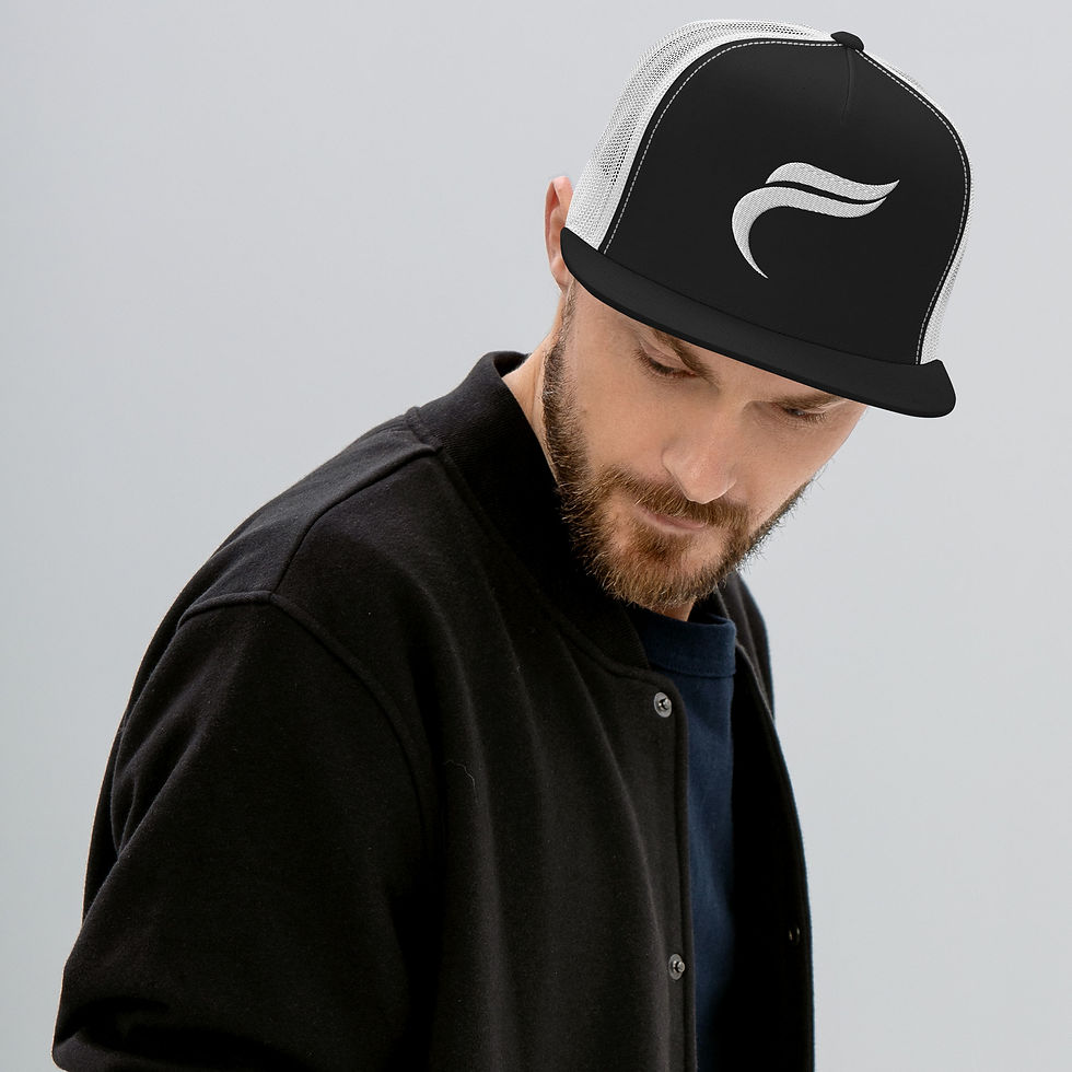 Miniaturbild: Mann mit Bart trägt schwarze Cap mit weißem Logo